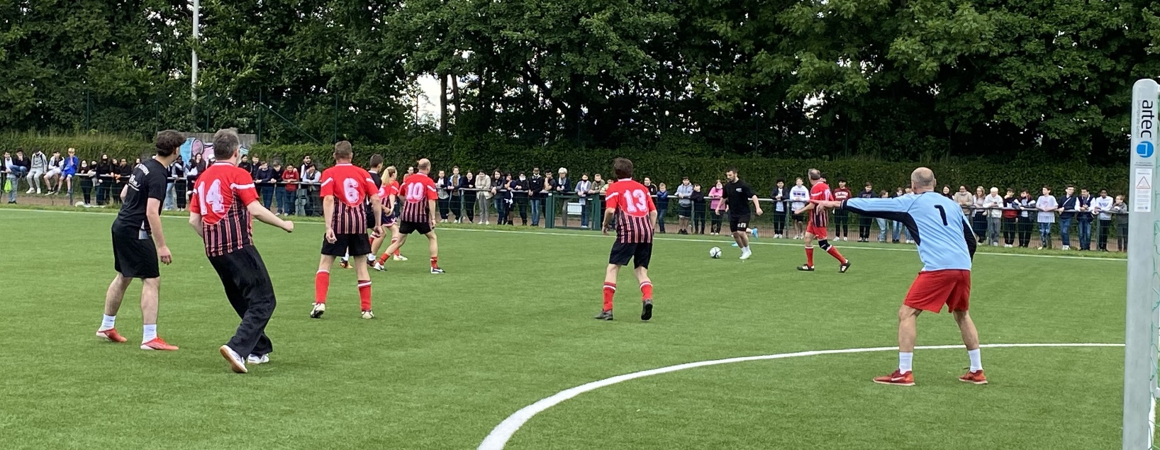 Fußball 10erTeam dominiert den Vergleich mit den Lehrern TheodorHeussSchule Solingen